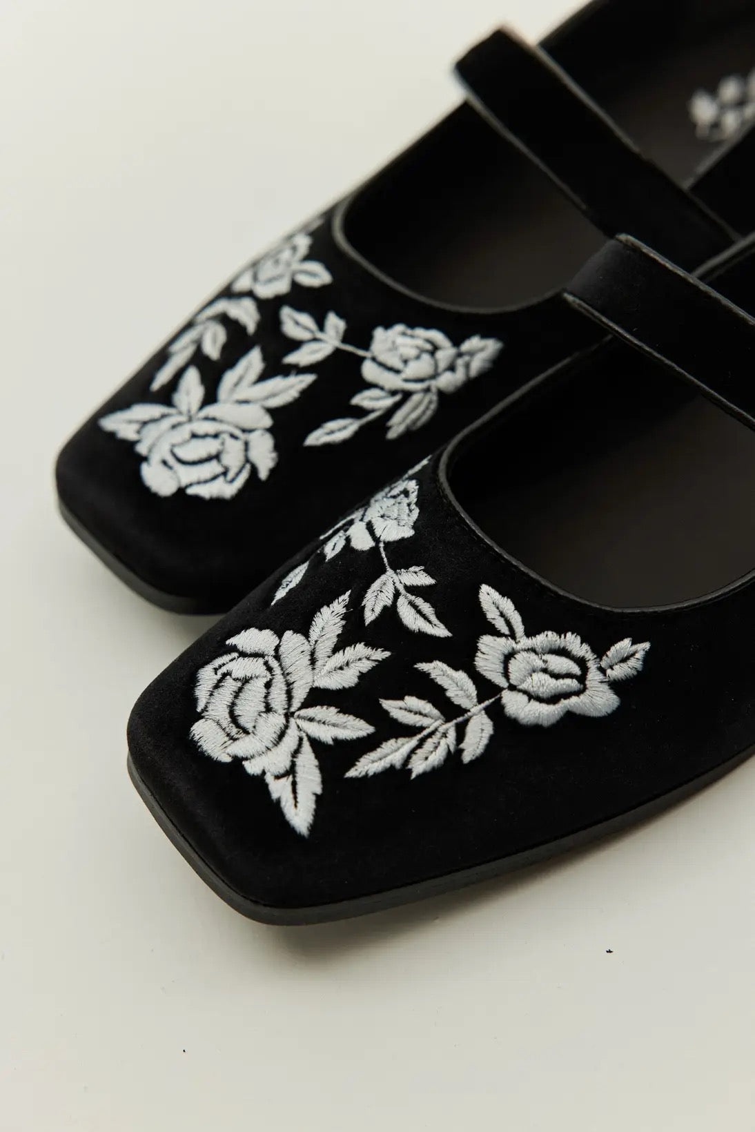 TNEWTIESオリジナル刺繍パンプス-Black – Tnewties