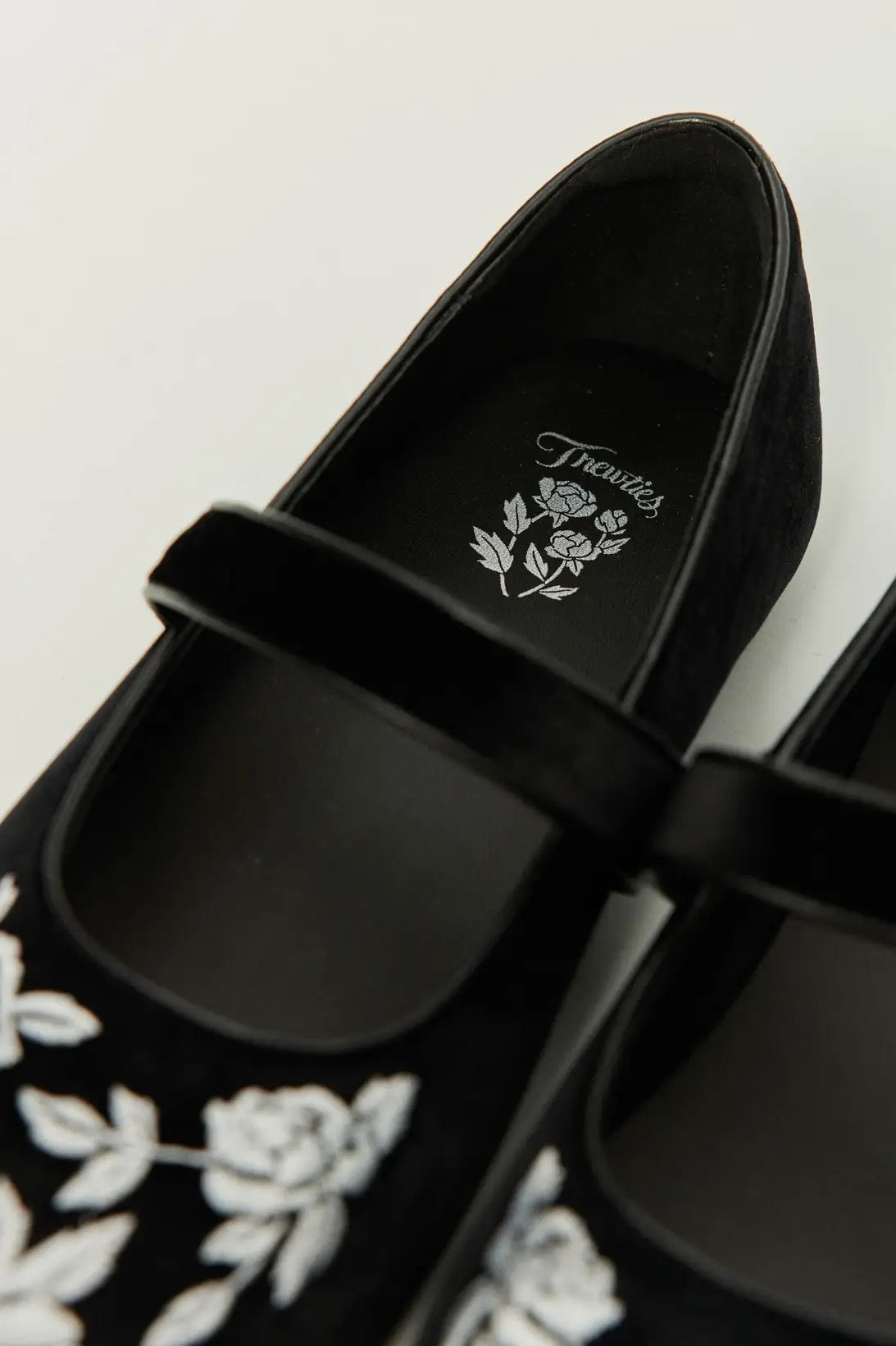 TNEWTIESオリジナル刺繍パンプス-Black – Tnewties