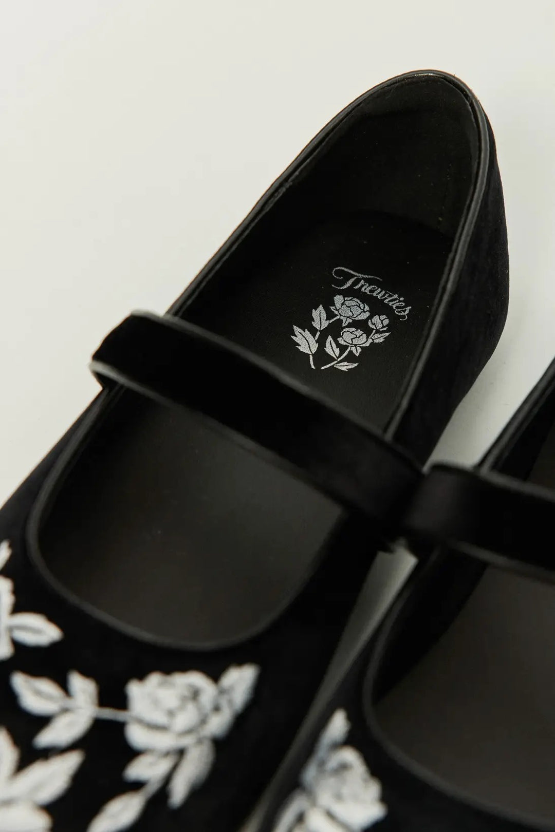 TNEWTIESオリジナル刺繍パンプス-Black – Tnewties