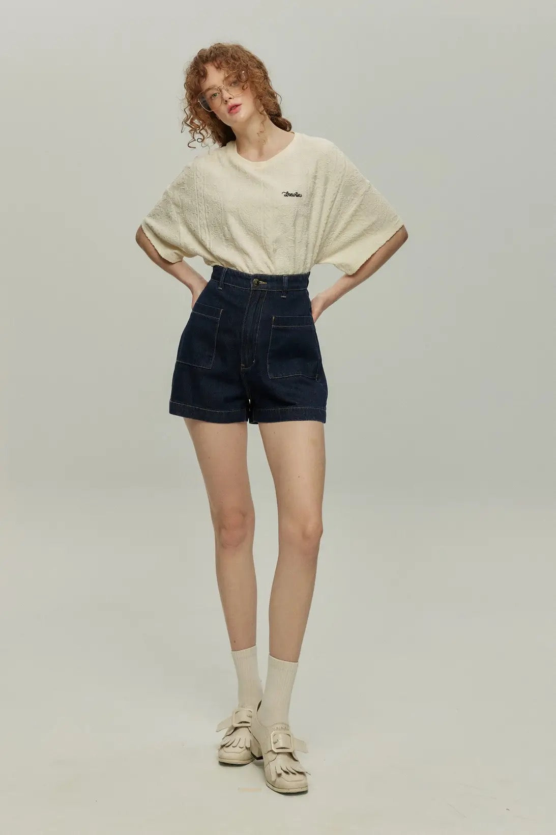 《ステラの話し方を真似している》シノワズリデザインTnewtiesロゴトップス-Ivory