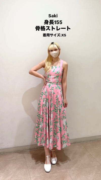 《まぶたに青いアイシャドウを塗って》フラワーデザインフレアロングスカート-Pink