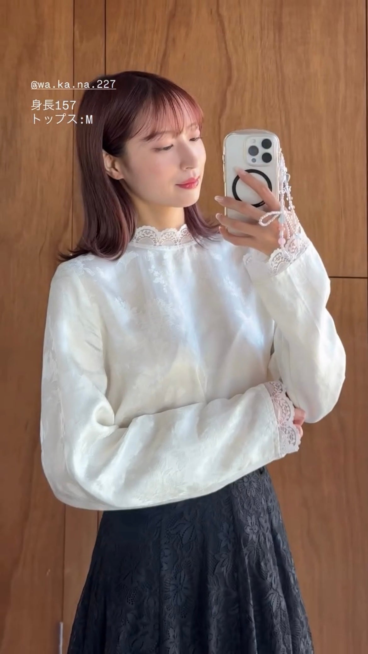 《彼女が花屋に入っていくのを見かけた》レーストリムシノワズリブラウス-White