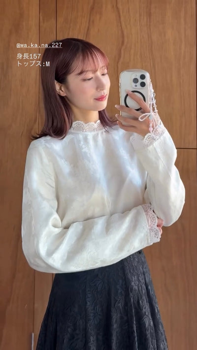 《彼女が花屋に入っていくのを見かけた》レーストリムシノワズリブラウス-White