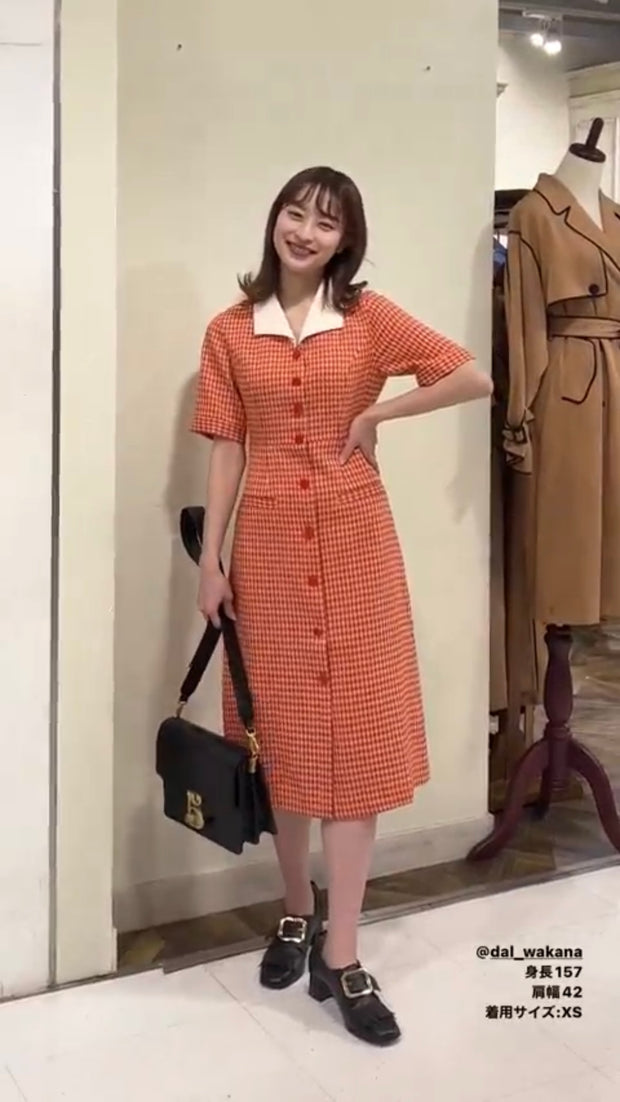 メニュー表で顔を隠してる》オープンカラーチェックワンピース-Orange
