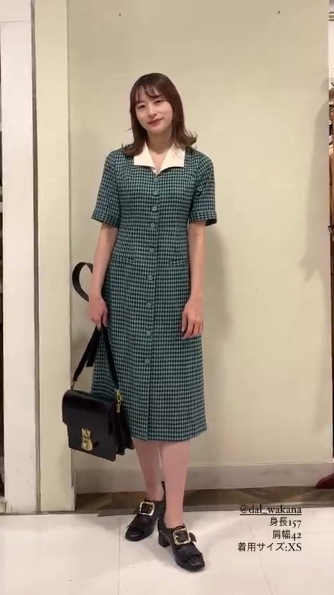 《メニュー表で顔を隠してる》オープンカラーチェックワンピース-Green