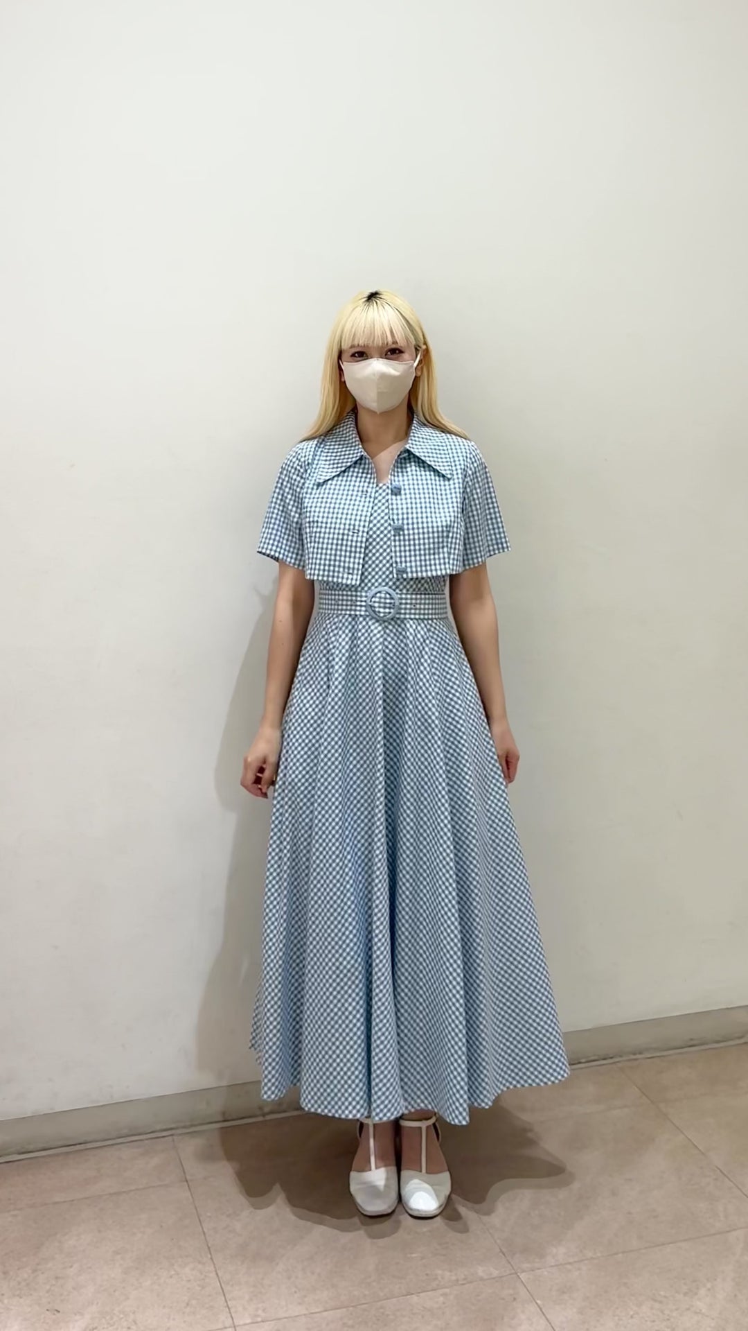《隣人から芝刈り機を借りた》ギンガムチェックベルト付きフレアワンピース-Blue