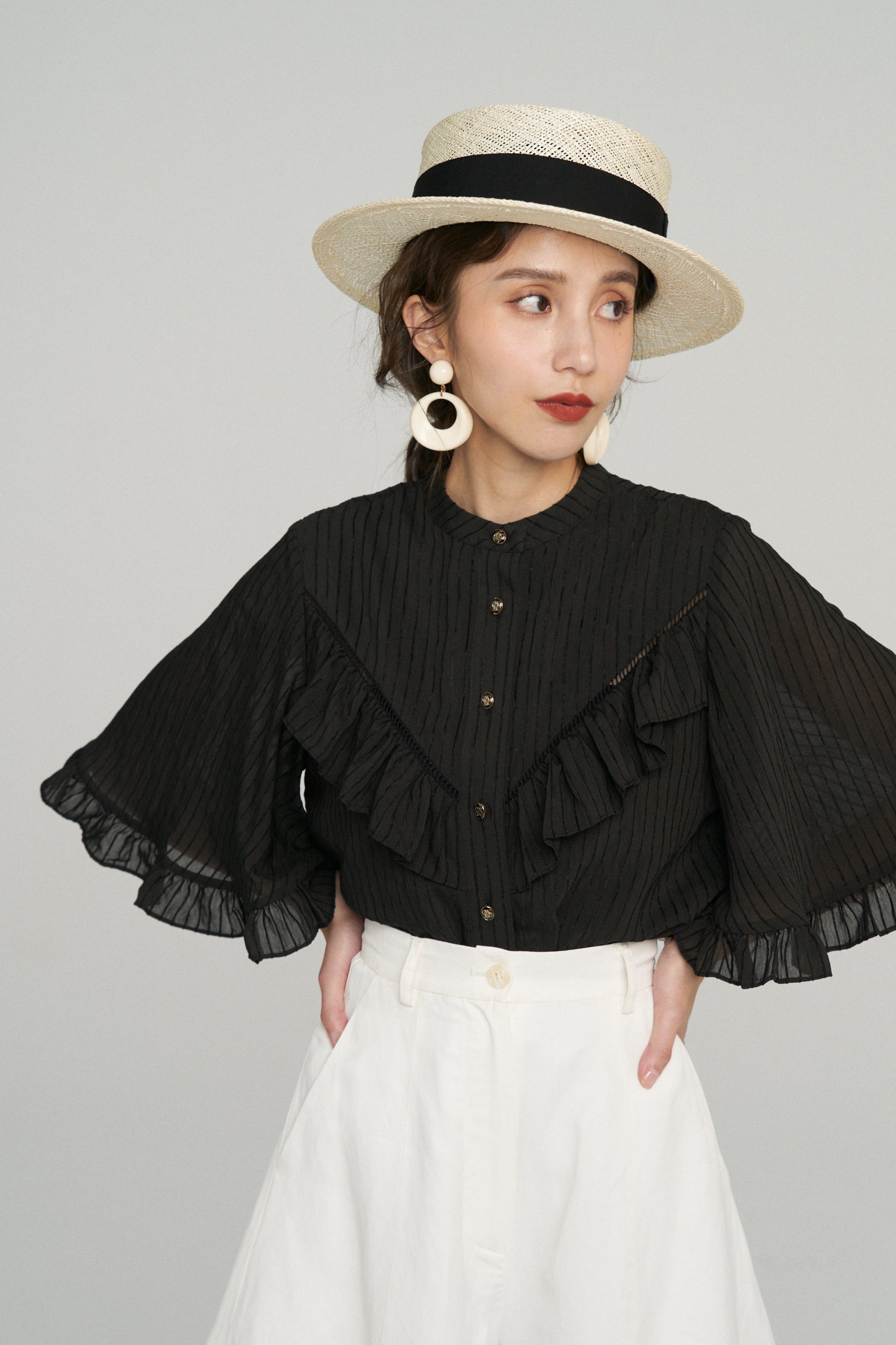 月の呪文を唱えて》フレアスリーブフリルブラウス-Black – Tnewties