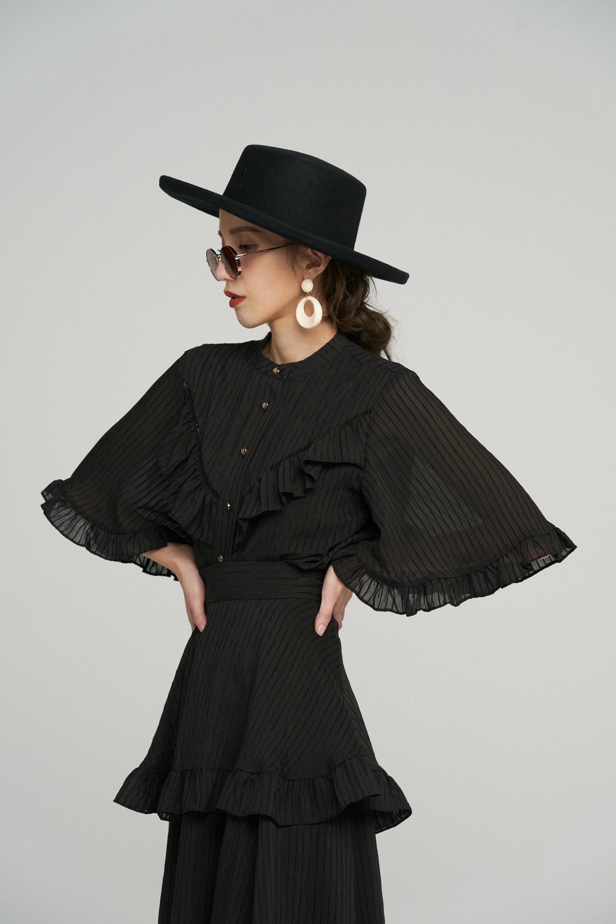 月の呪文を唱えて》フレアスリーブフリルブラウス-Black – Tnewties