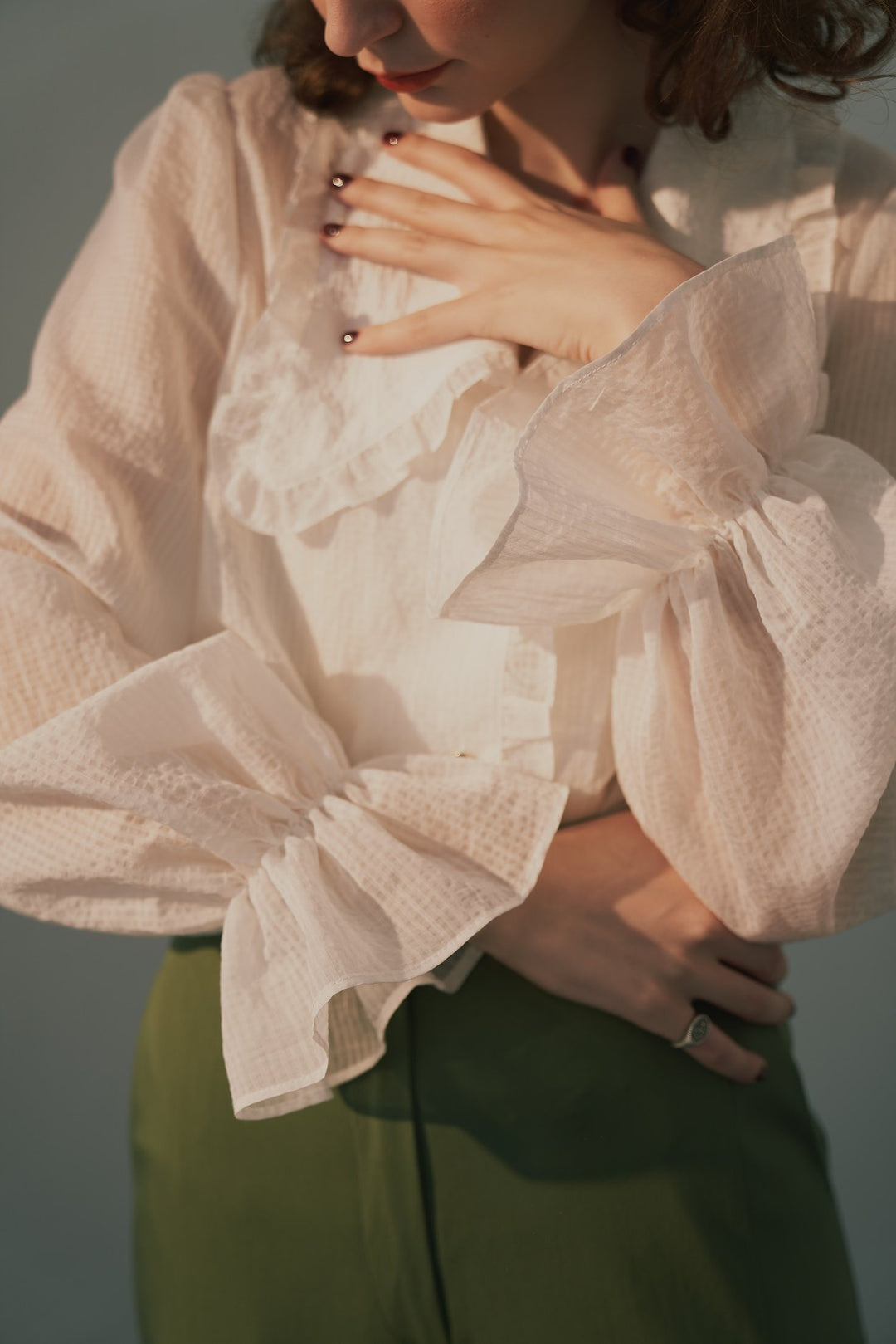 《メリーがまた嫉妬している》シースルーフリルブラウス-Off White