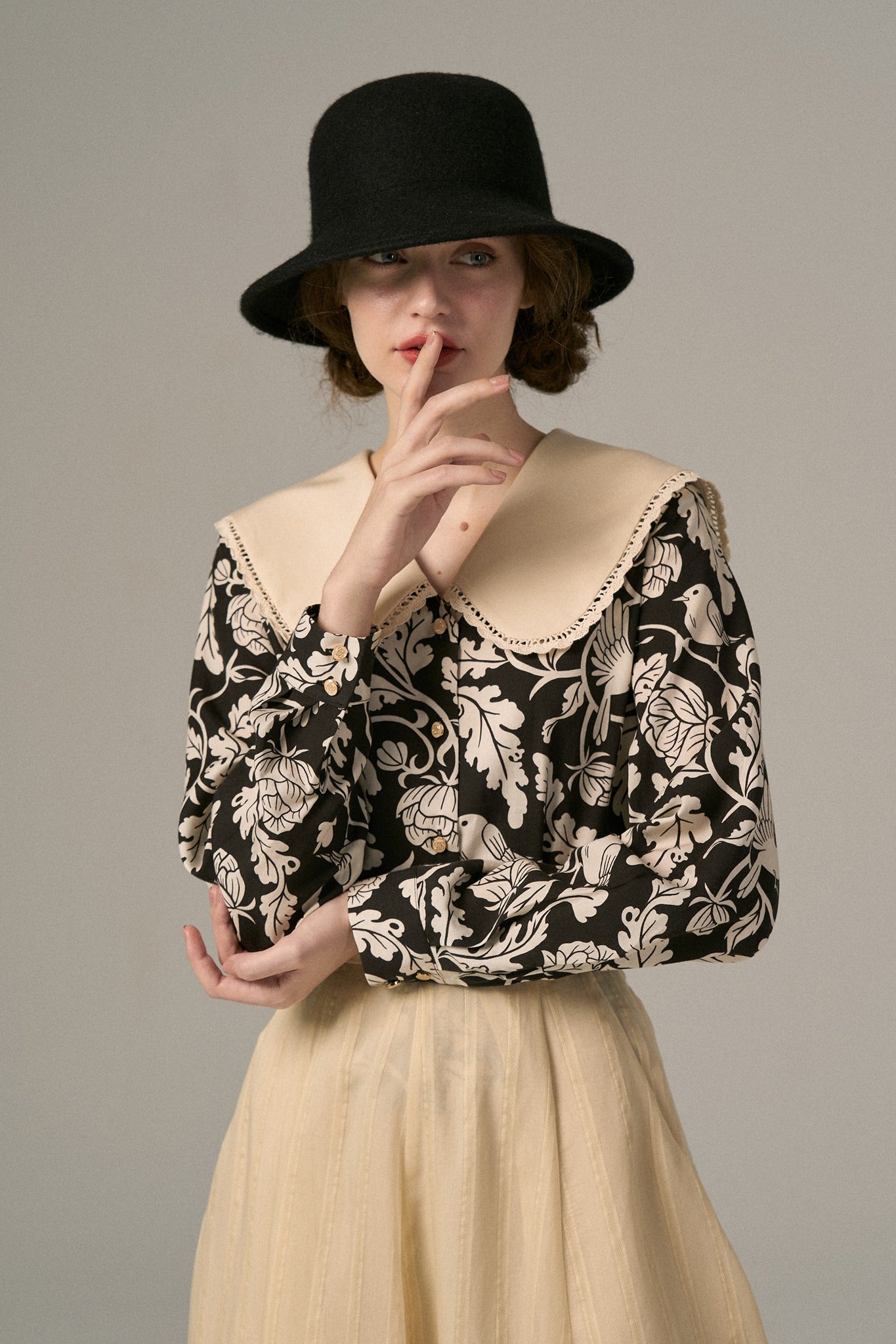 見て！カナリアだ！》セーラーカラーシノワズリブラウス-Black – Tnewties
