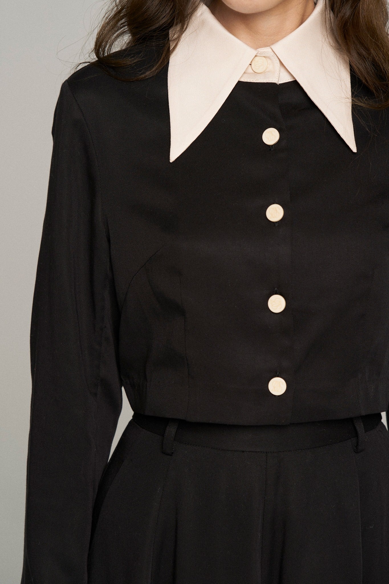 <tc>《무심결에 한입 먹어 버렸어요》 발리모어 칼라 크롭 블라우스 - 블랙</tc>