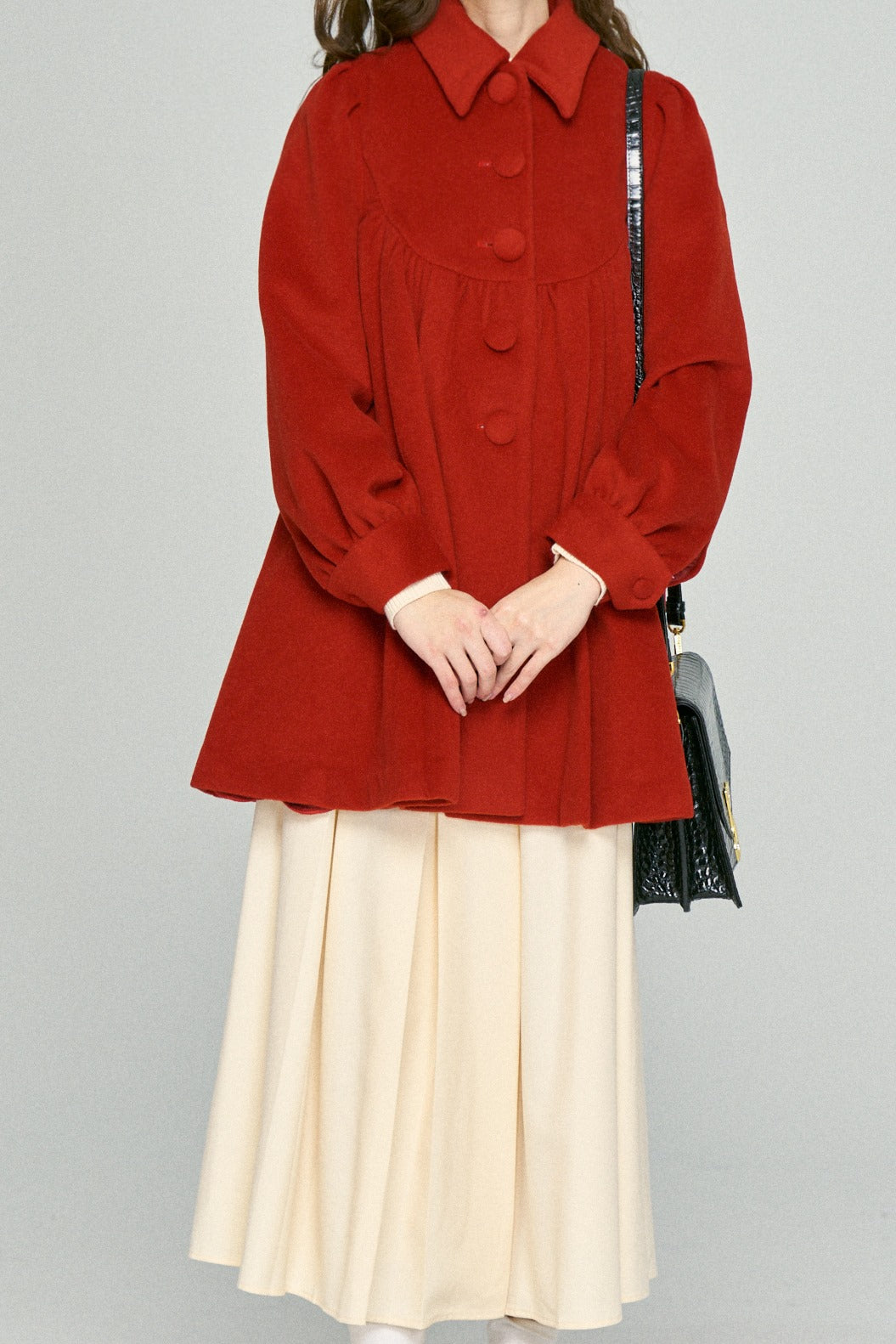 《キャロラインの顔はとても赤い》アーチステッチデザインウールコート