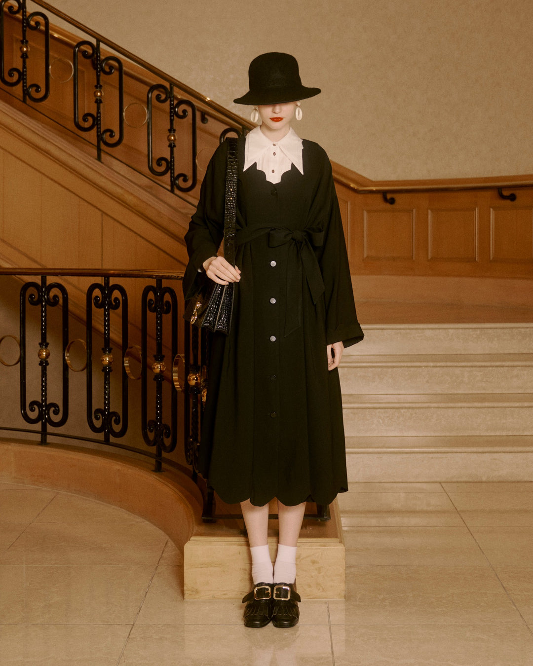 《エレベーターを長く待っている》ピンタックブラウス-White