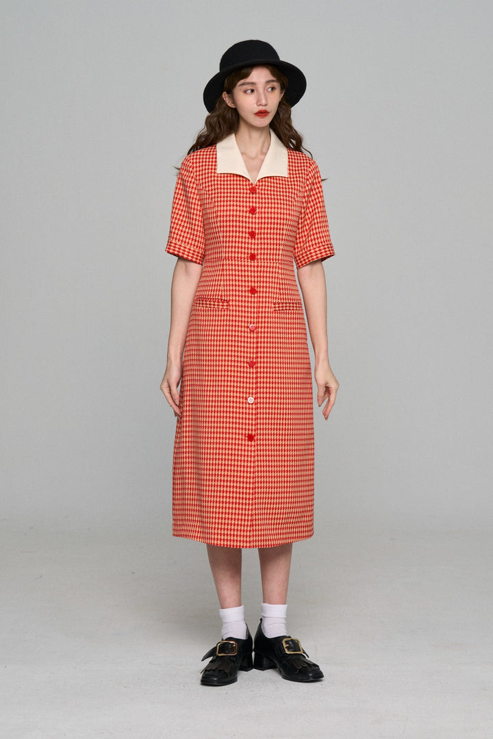 《メニュー表で顔を隠してる》オープンカラーチェックワンピース-Orange red