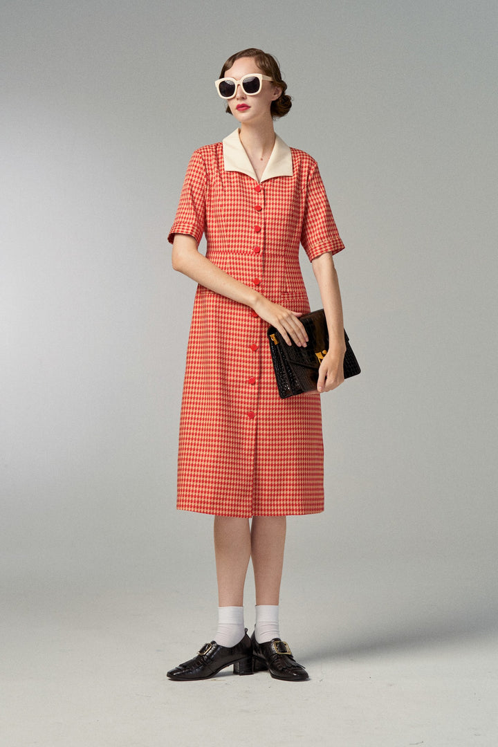 《メニュー表で顔を隠してる》オープンカラーチェックワンピース-Orange red