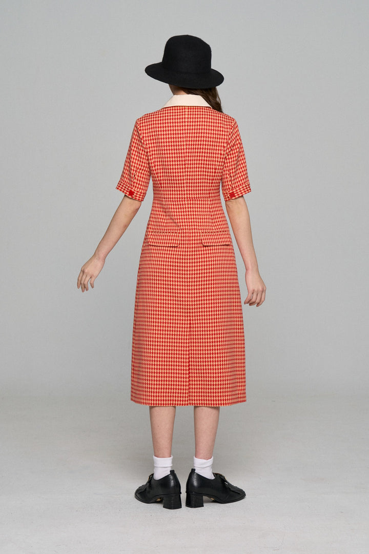 《メニュー表で顔を隠してる》オープンカラーチェックワンピース-Orange red