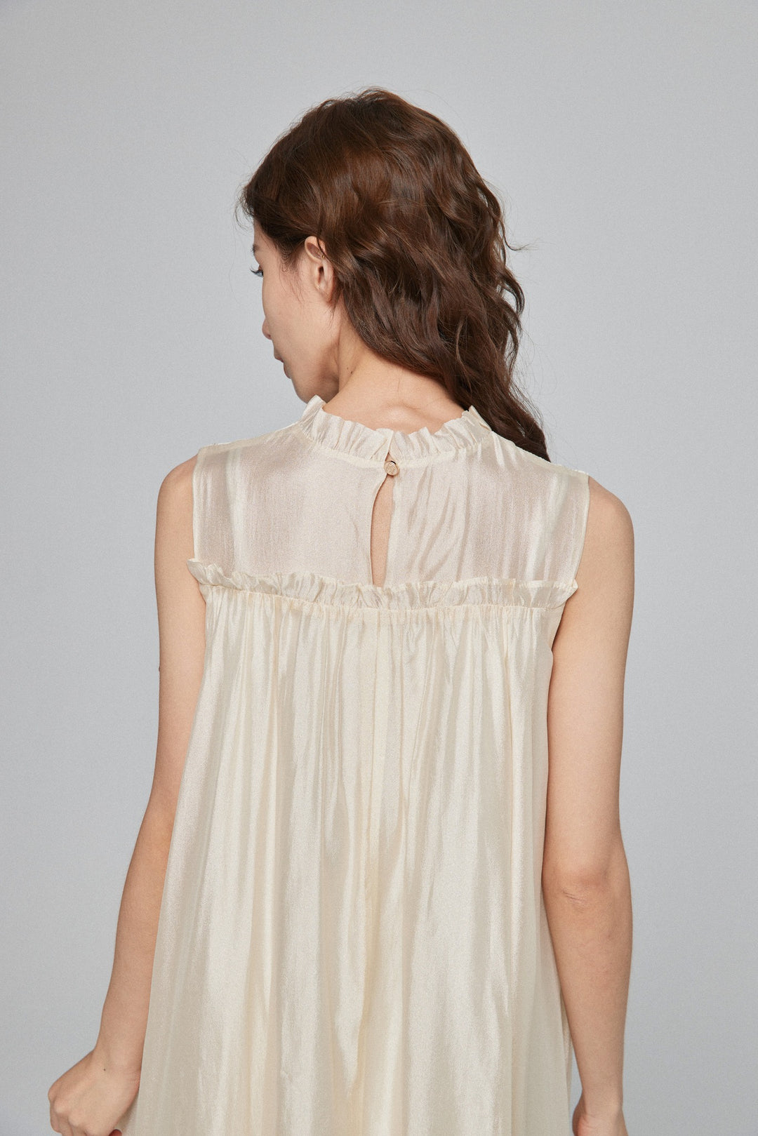 《キラキラ輝く湖面に》ラッフルトリムドレス-White