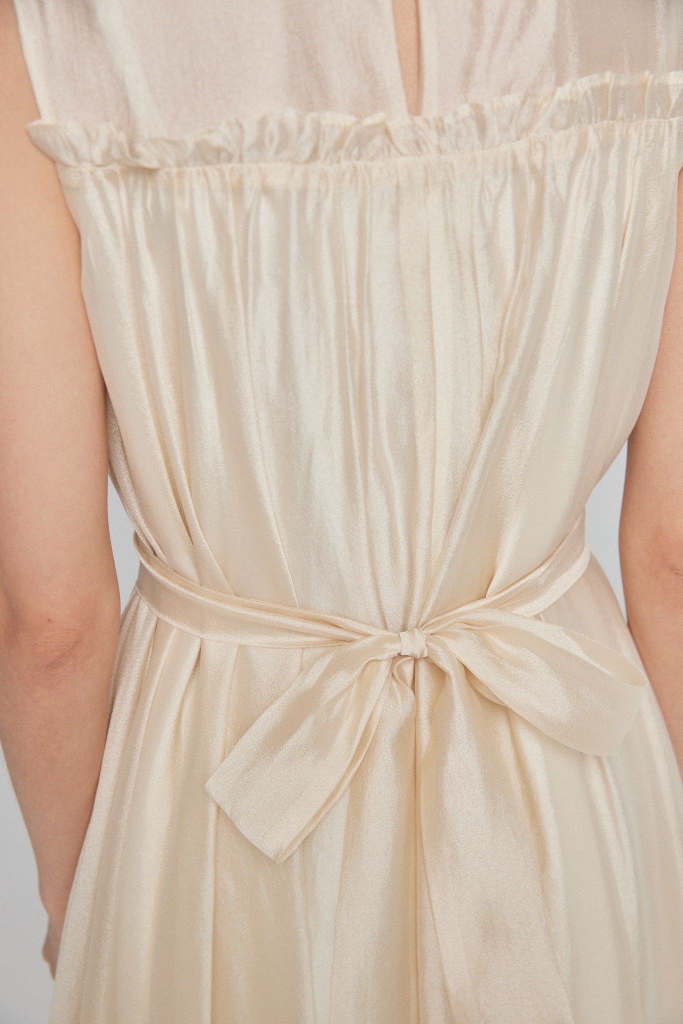 キラキラ輝く湖面に》ラッフルトリムドレス-White – Tnewties