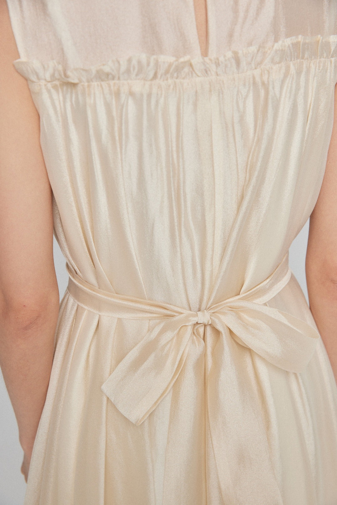 《キラキラ輝く湖面に》ラッフルトリムドレス-White