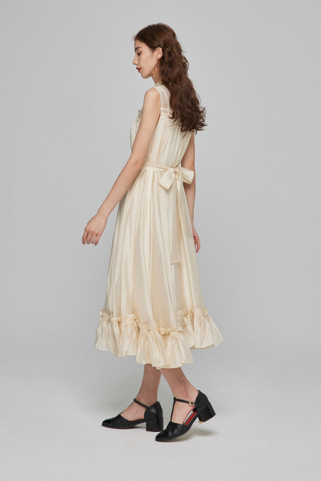 《キラキラ輝く湖面に》ラッフルトリムドレス-White