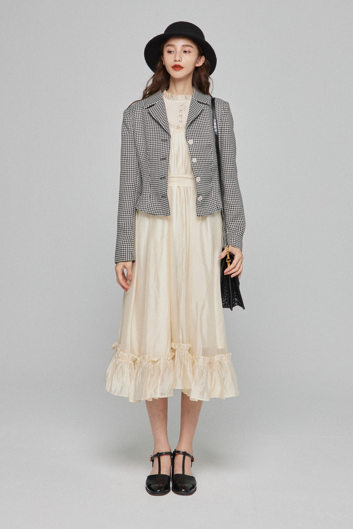キラキラ輝く湖面に》ラッフルトリムドレス-White – Tnewties