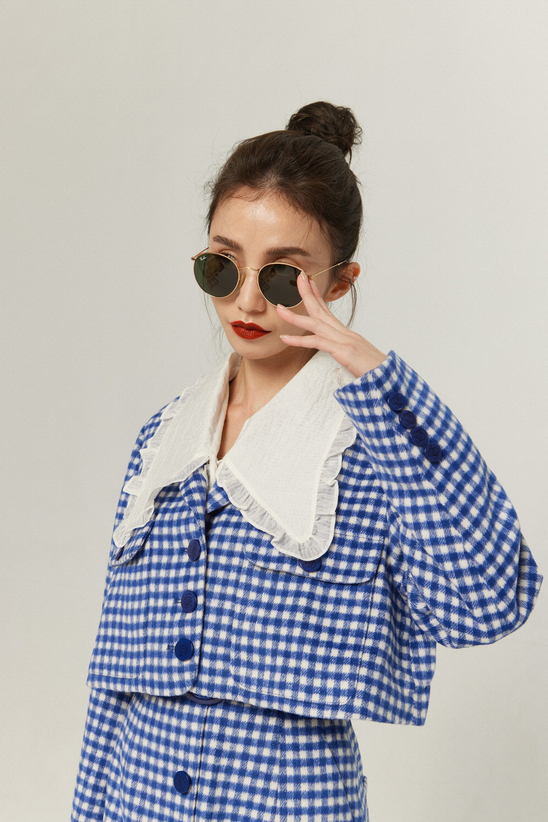 《ウィッグとサングラスをして》ギンガムチェックハイウエストスカート-Blue