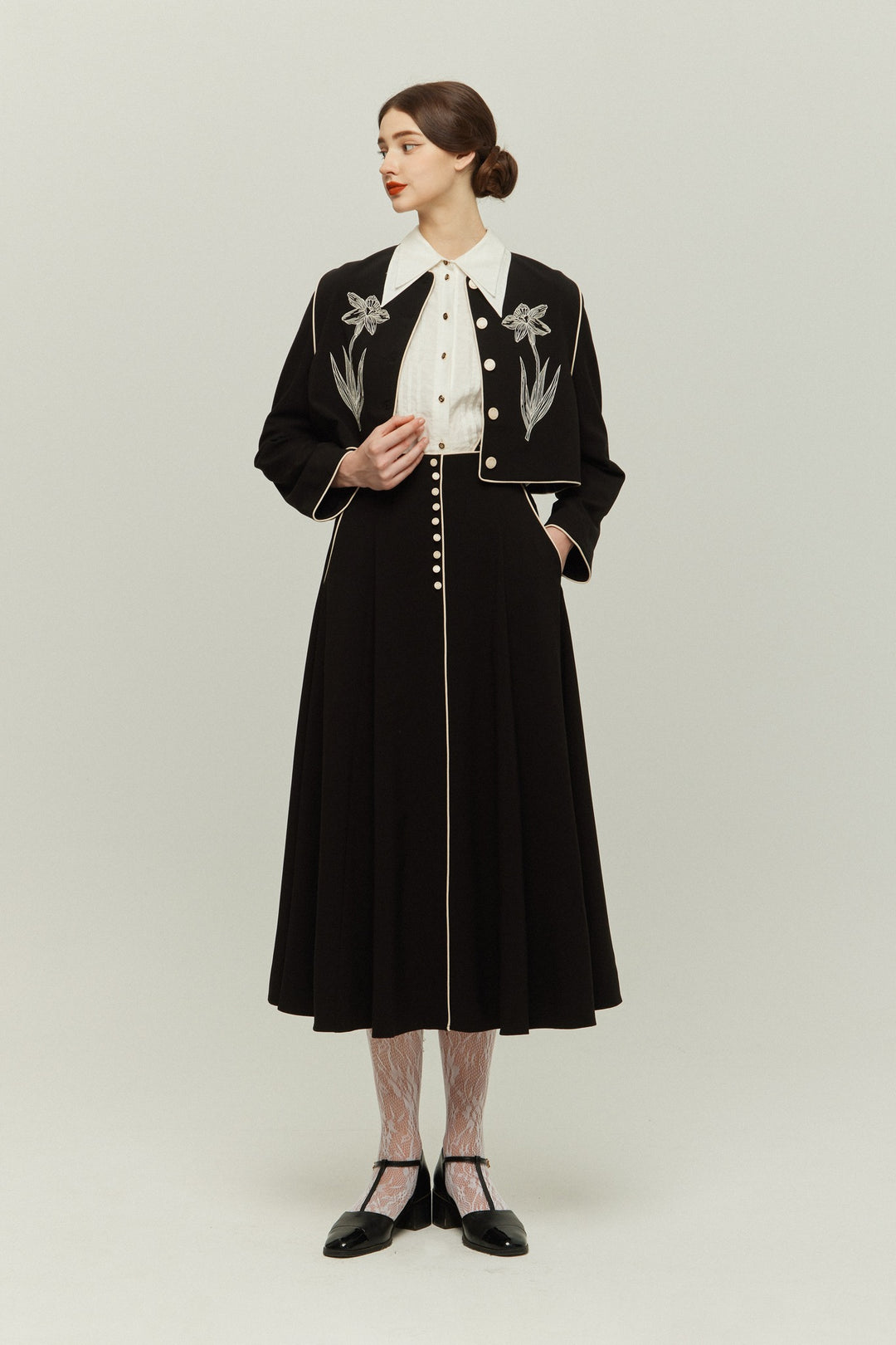 櫛はいりません》フラワーエンブロイダリーサスペンダースカート-Black