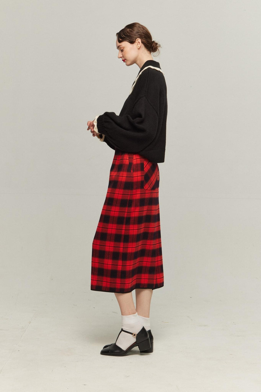 《I only want to eat salad》 Scallop design knit cardigan-Black