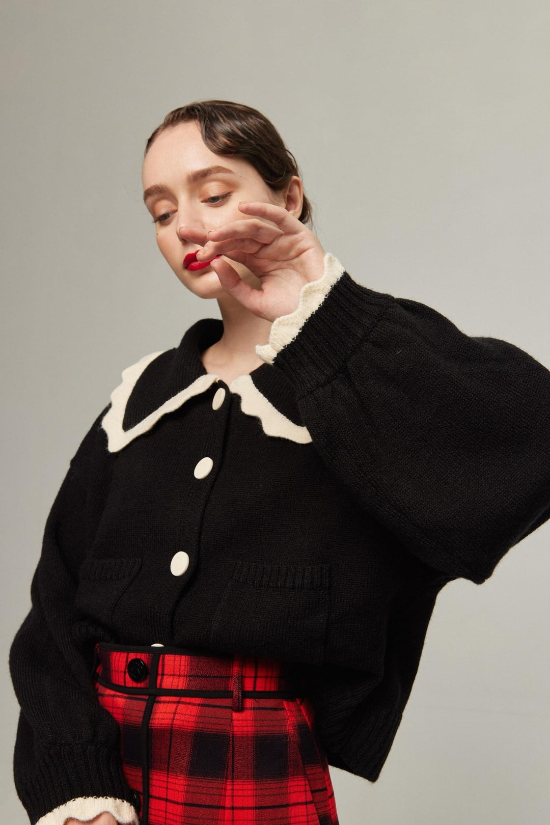 《I only want to eat salad》 Scallop design knit cardigan-Black