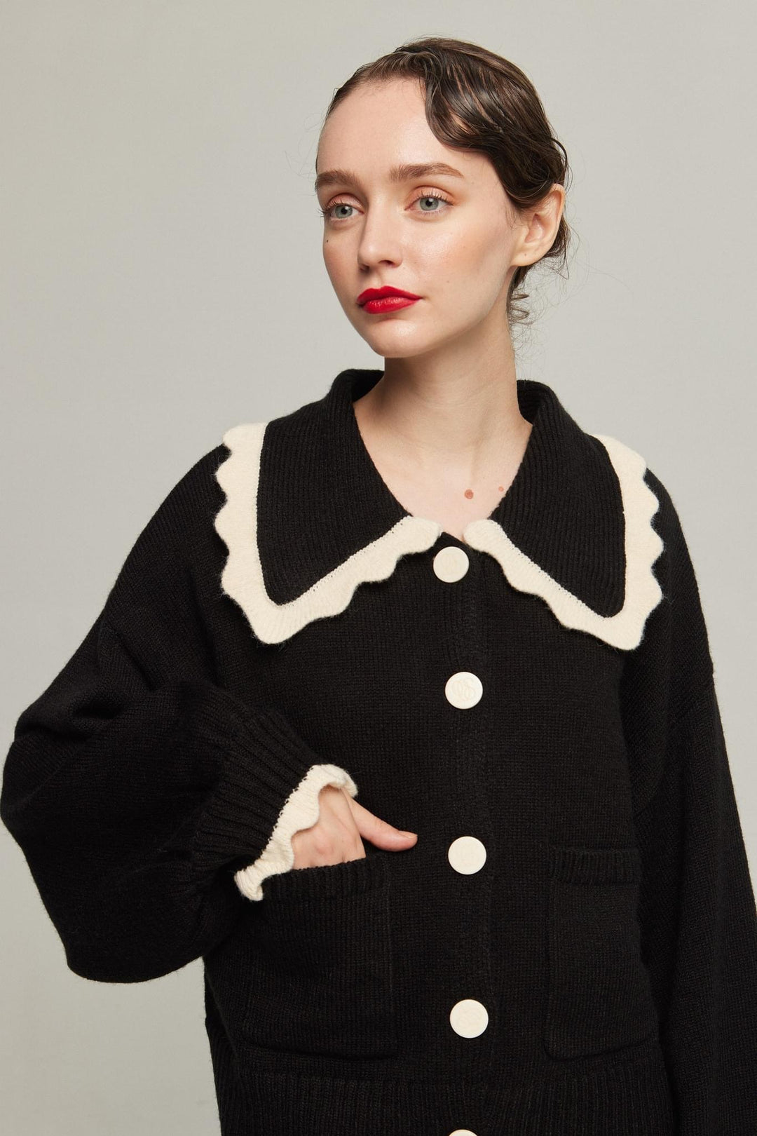 《I only want to eat salad》 Scallop design knit cardigan-Black