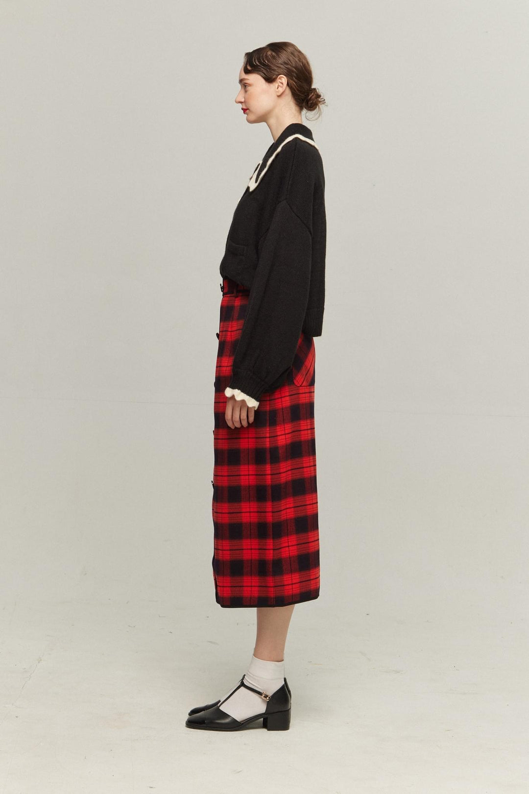《I only want to eat salad》 Scallop design knit cardigan-Black