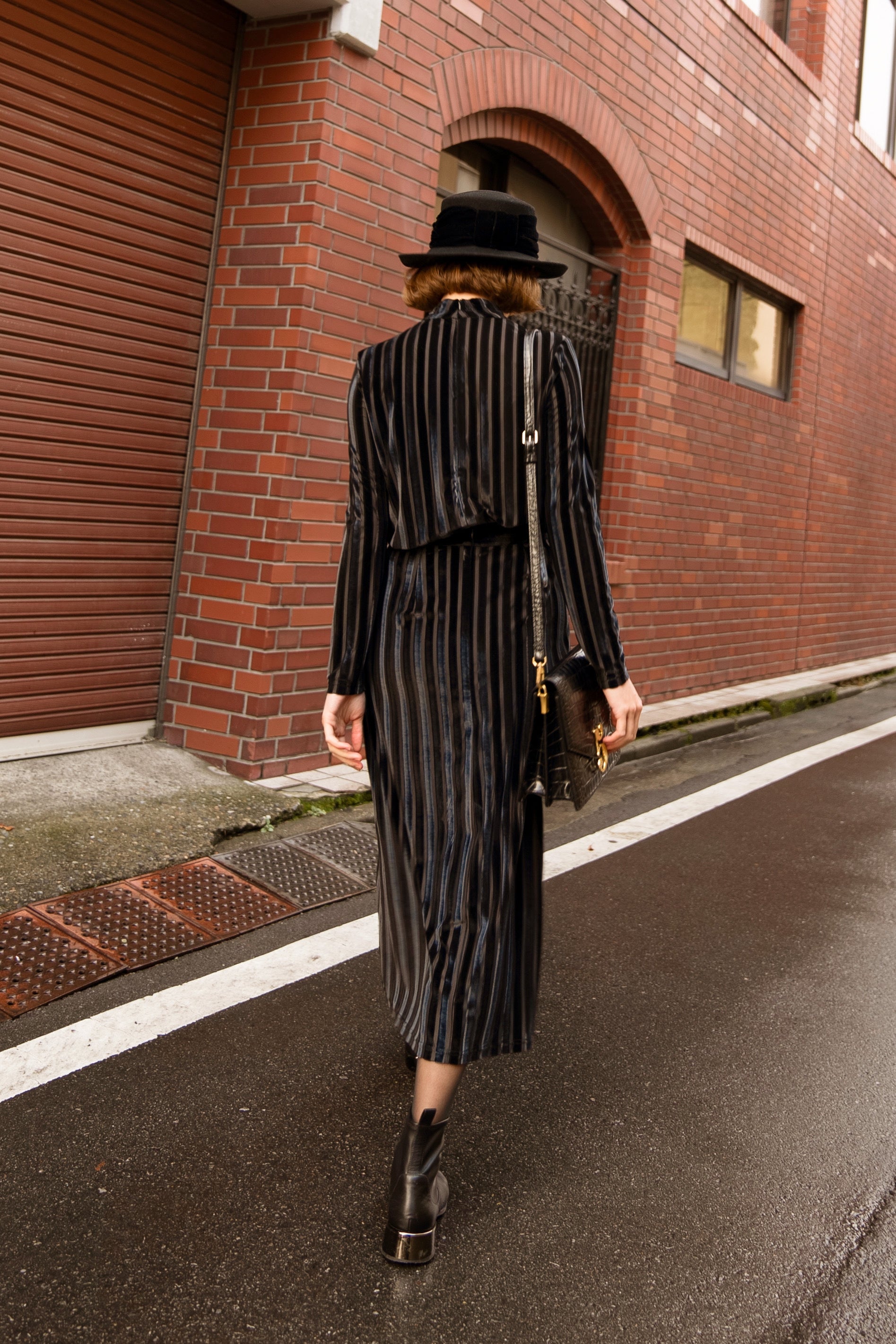 上の階から物音がする》ベルベットストライプトップ-Black – Tnewties