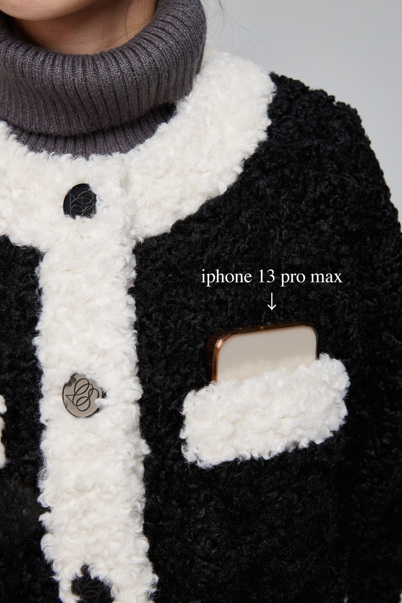 《私は今ラスベガスにいる》カーリーファージャケット-Black