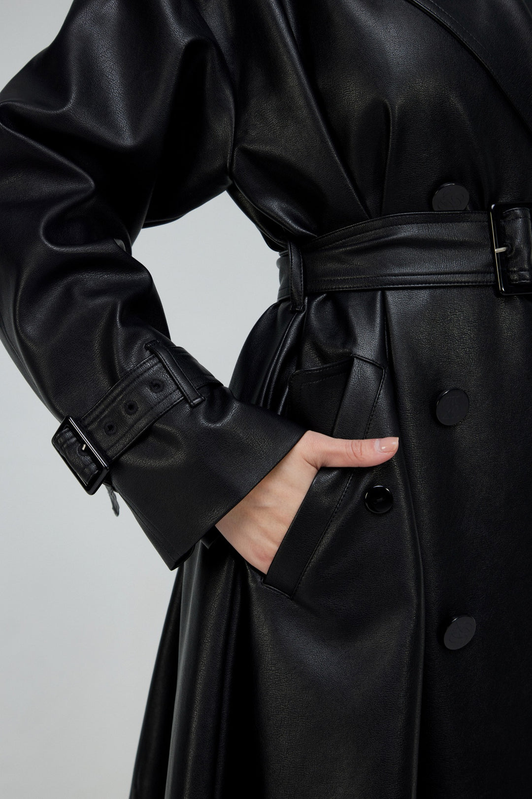 《黒幕の登場》ダブルブレストフェイクレザーコート-Black