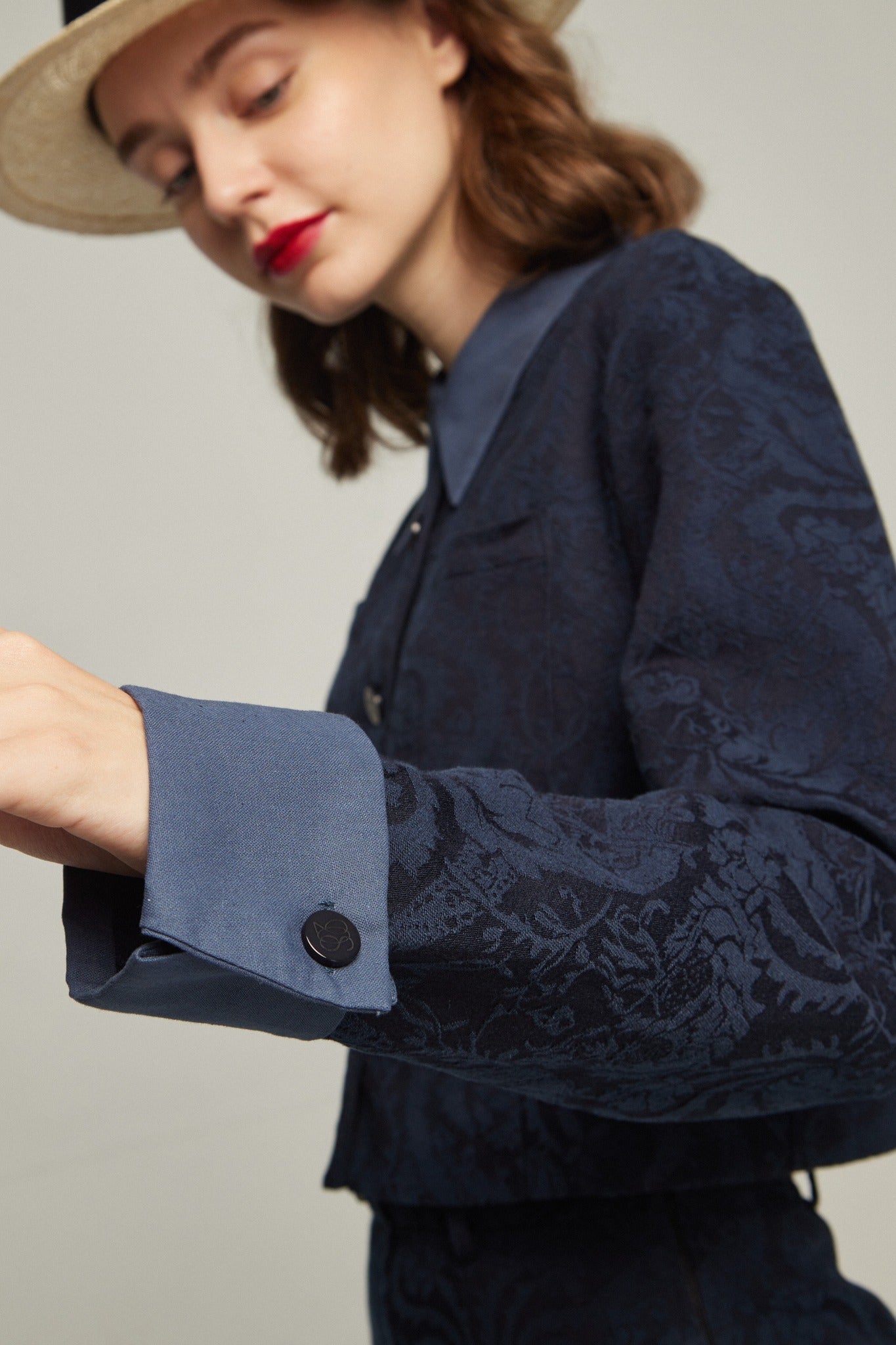 タクシーを呼んで》シノワズリジャガードブラウス-Navy – Tnewties